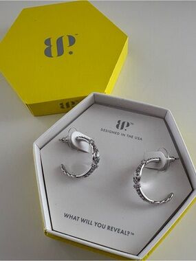 Bomb Party Serving Looks Earrings ER49507 Howlite Magnesite Rhodium Plating